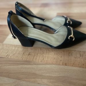Block heel pointy toe shoes